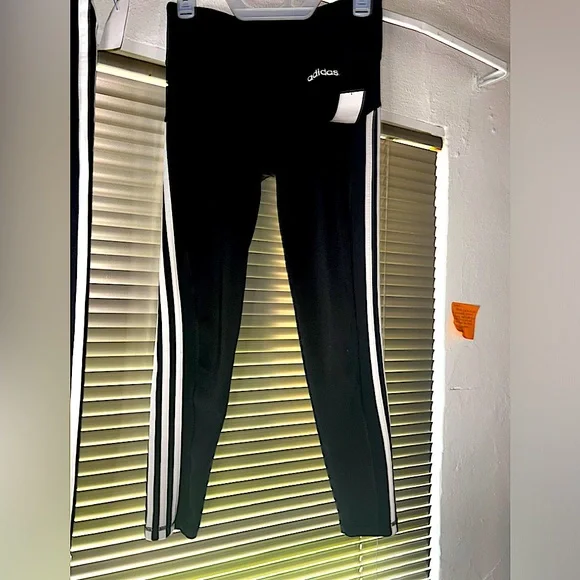 - Climate controlled adidas size small ladies leggings / yoga pants… - Picture 4 of 16